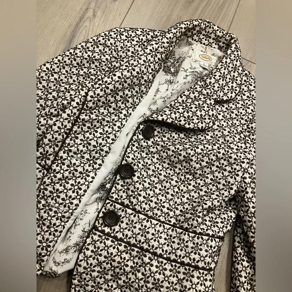 Women's Black & White Quilted Floral Jacket/Blazer - Picture 3 of 4